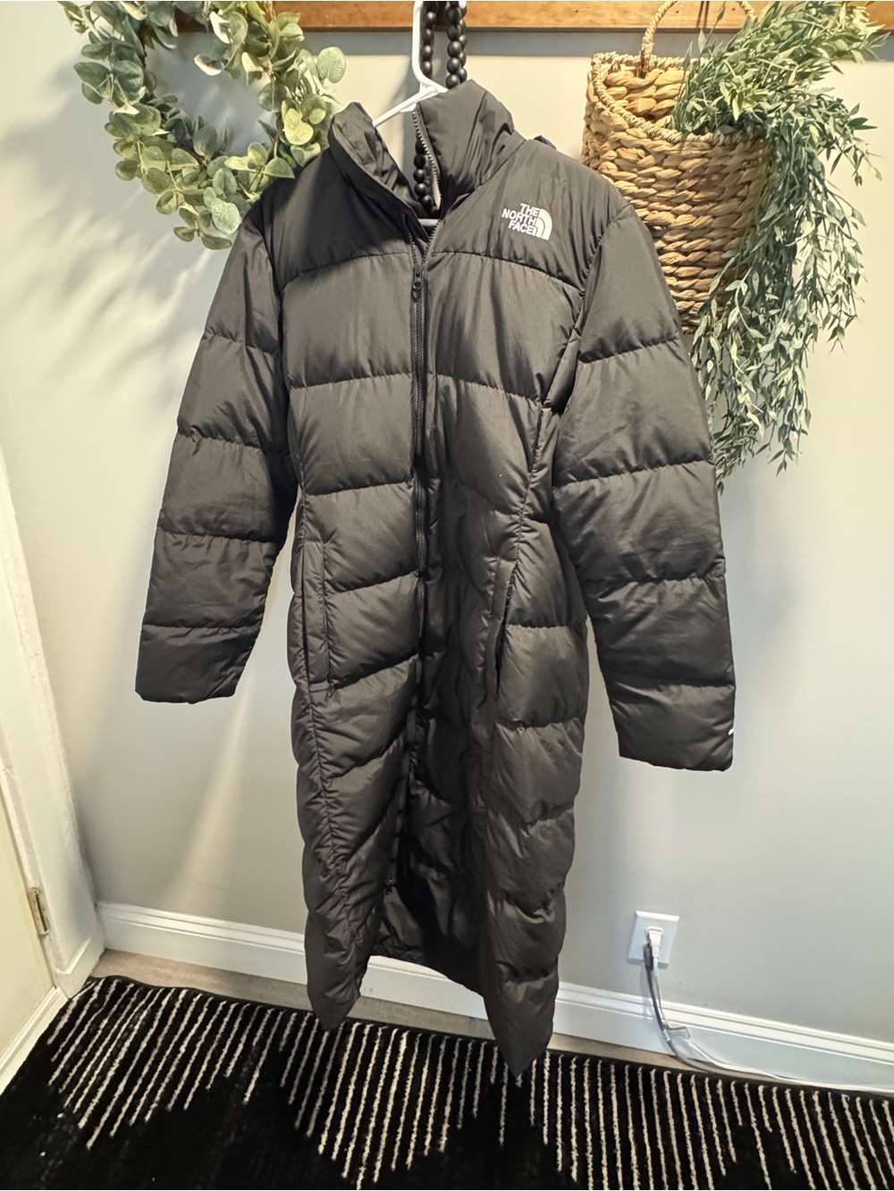The North Face Women's Long Black Down Puffer Coat with Hood - Picture 10 of 12